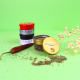 Boîtes rondes métalliques personnalisées pour épices, présentées avec herbes aromatiques et piment sur fond vert. Boîtes rondes métalliques personnalisées pour épices, présentées avec herbes aromatiques et piment sur fond vert.