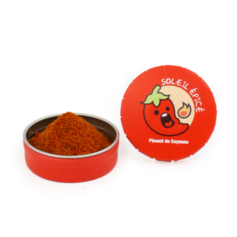 Boîte ronde métallique rouge personnalisée contenant du piment de Cayenne, présentée ouverte sur fond blanc.