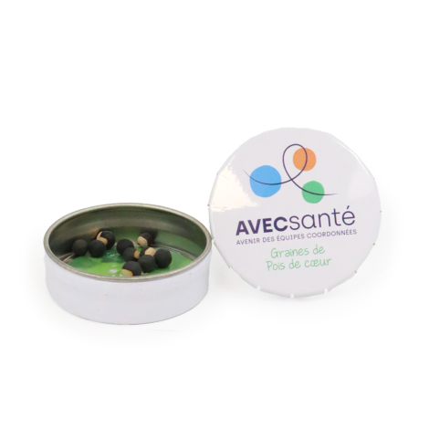 Boîte ronde métallique personnalisée contenant des graines de pois de cœur, présentée ouverte sur fond blanc.