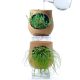 Deux pots de fleurs avec réserves d’eau transparentes, garnis de plantes aromatiques et présentés empilés pendant l’arrosage.