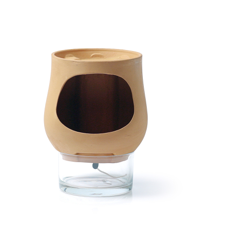 Pot de fleurs en terre cuite avec ouverture latérale et réserve d’eau transparente, présenté vide sur fond blanc.
