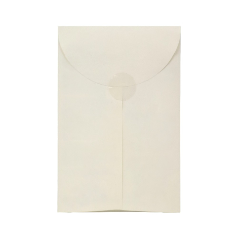 Vue arrière de l’étui blanc fermé contenant le calendrier en papier à planter.