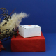 Boîte en papier ensemencé personnalisée présentée dans une mise en scène décorative bleue et rouge.