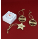 Coffret personnalisé et trois décorations de Noël en bois avec ficelle naturelle, présentés sur fond rouge.
